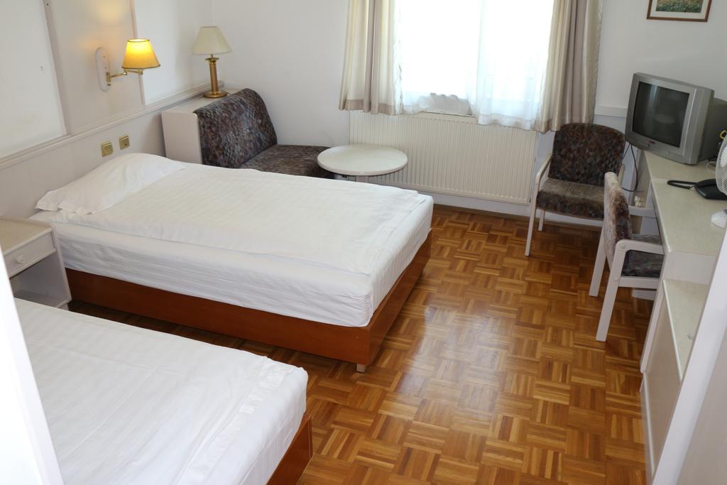Hotel Wasserpalast Graz Esterno foto